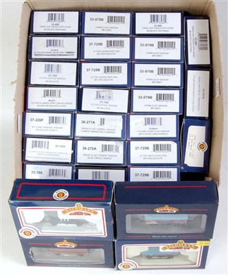 Lot 549 - 28 boxed Bachmann wagons, some duplication (M-BM)