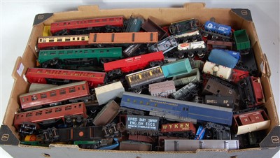 Lot 558 - 2 trays containing 80+ wagons and a few...