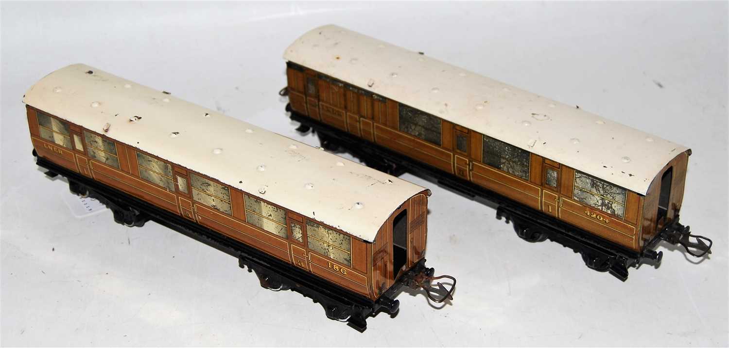 Lot 273 - Two 1937-41 Hornby No.2 Corridor coaches, LNER:...