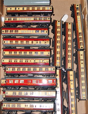 Lot 627 - Collection of 23 Hornby-Dublo coaches, some...