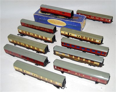 Lot 628 - Hornby-Dublo - Ten Super-detail and a 3-rail...