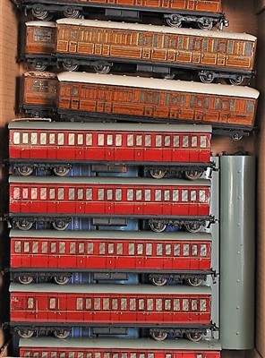 Lot 629 - Seventeen Hornby-Dublo tinplate coaches: D21...