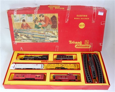 Lot 737 - A Triang TC series RS15 train set containing 4-...