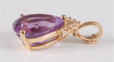 Lot 2662 - A 14ct yellow gold pear shaped amethyst and...