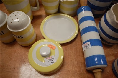 Lot 82 - A collection of Cornishware tablewares in the...