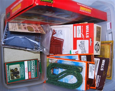 Lot 810 - A small quantity of unmade kits and bits by...