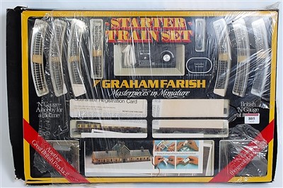 Lot 805 - A Graham Farish N gauge starter train set...