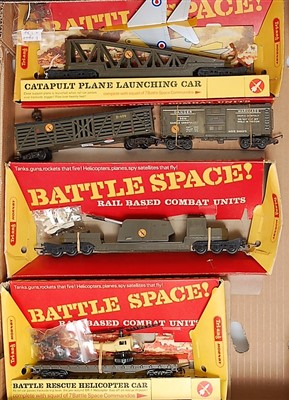 Lot 800 - Triang Hornby battle space items, R128K, R343K,...