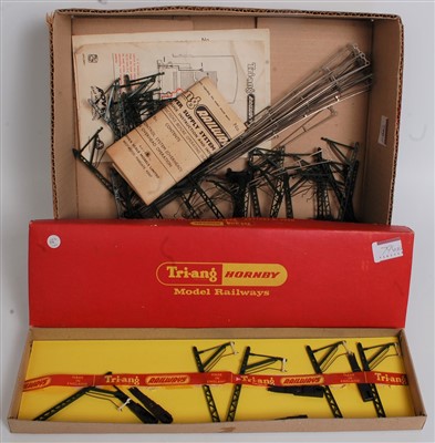 Lot 796 - Quantity of loose Triang Hornby green mast...