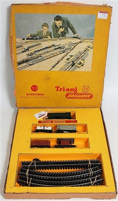 Lot 792 - A Triang T9 TT gauge train set appears...