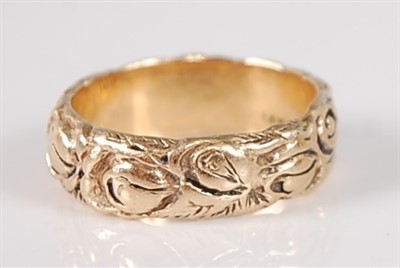 Lot 2677 - A yellow metal wedding band, chased with...