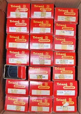 Lot 773 - 21 Triang medium length coaches including 5...