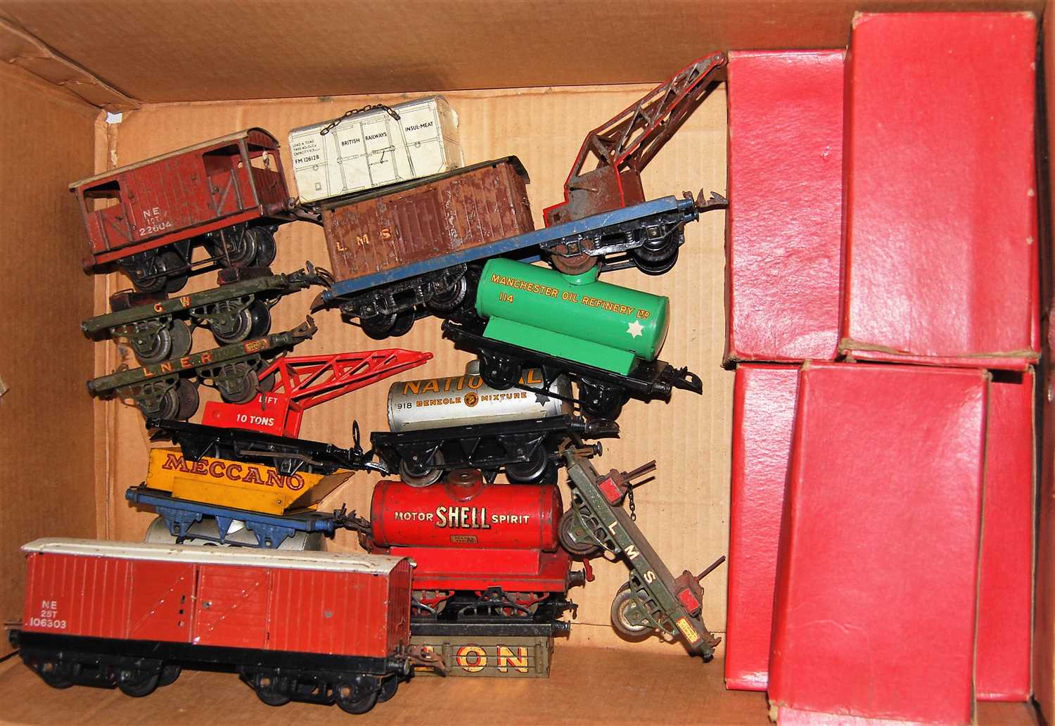 Lot 370 - Large tray Hornby wagons: first six are boxed...