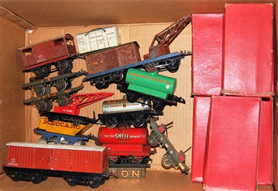 Lot 370 - Large tray Hornby wagons: first six are boxed...
