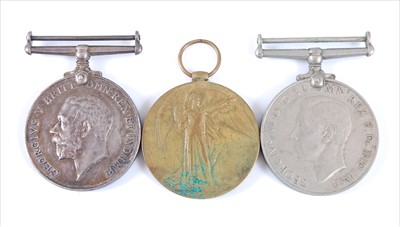 Lot 21 - A WW I British War and Victory duo