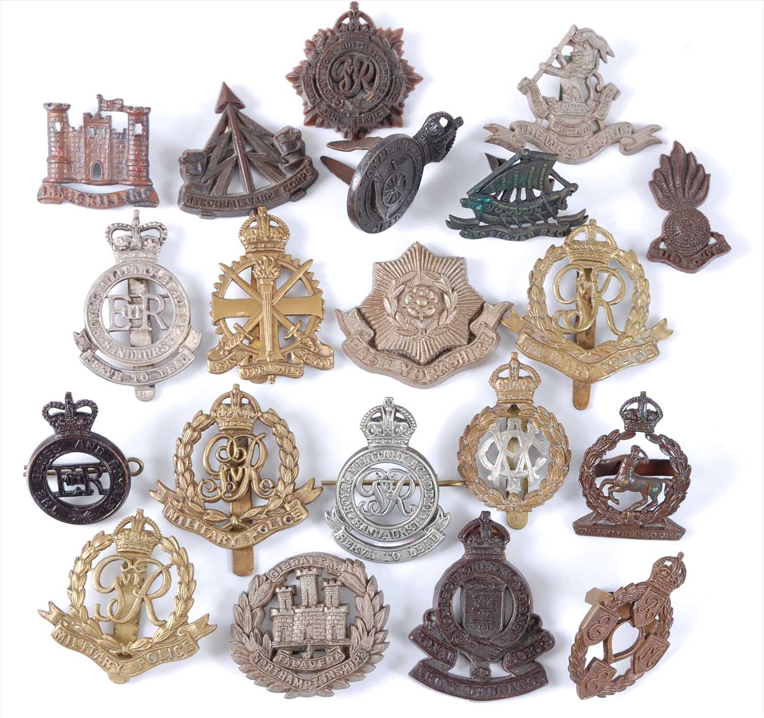 Lot 29 - A collection of cap badges and insignia to include