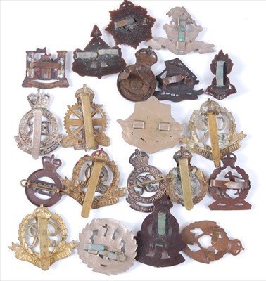 Lot 29 - A collection of cap badges and insignia to include