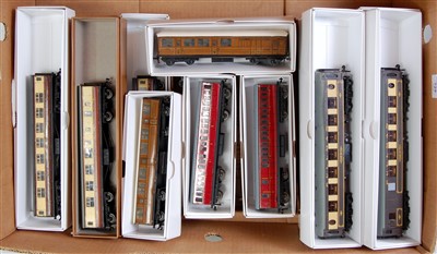 Lot 729 - 18 Hornby Dublo coaches including 6 Pullman...