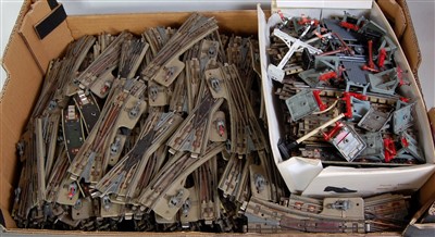 Lot 731 - Delve of Hornby Dublo including D1 stations,...