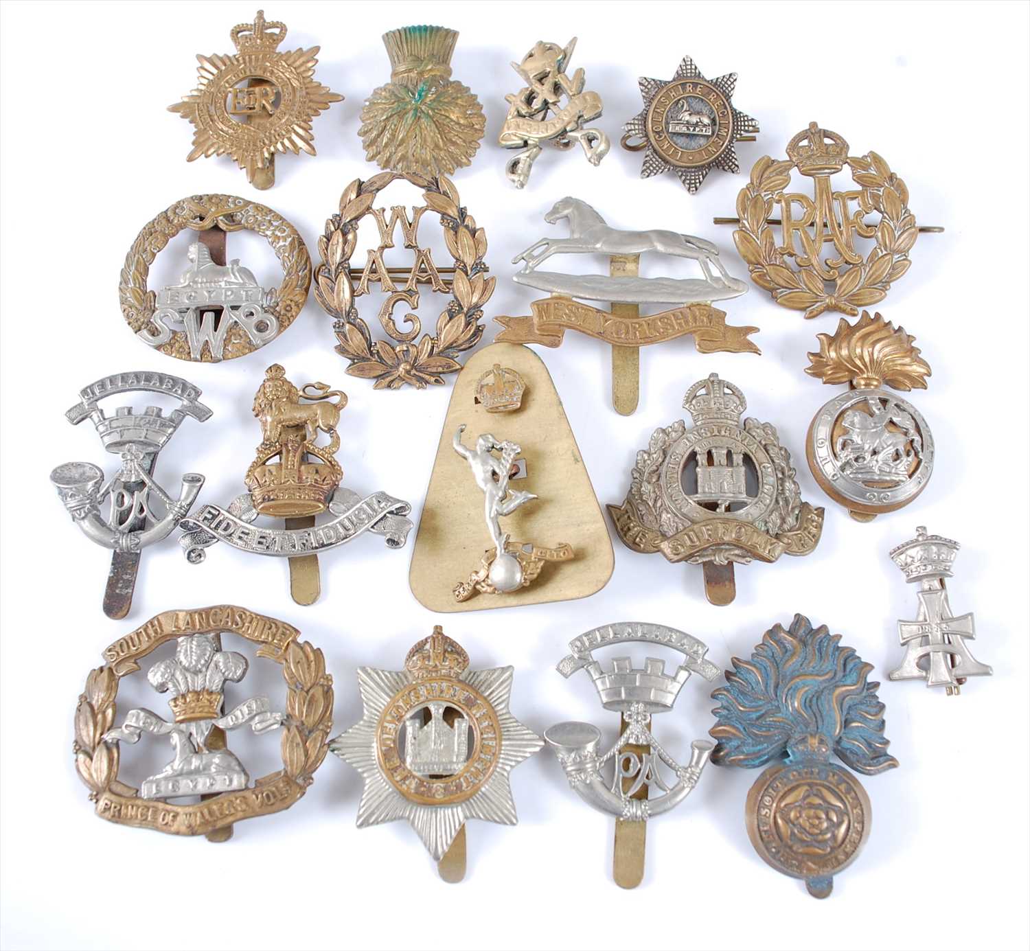 Lot 30 - A collection of cap badges and insignia to include
