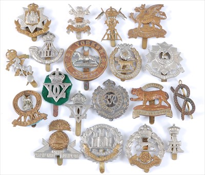 Lot 30 - A collection of cap badges and insignia to include