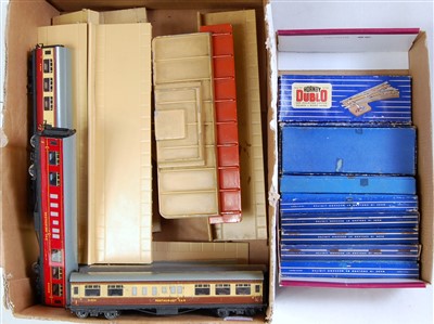 Lot 733 - A small quantity of Hornby Dublo D1 buildings...