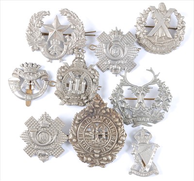 Lot 32 - A collection of cap badges and insignia to include