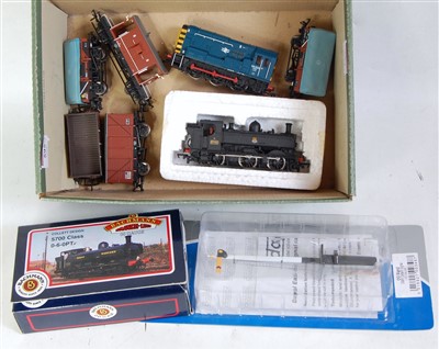 Lot 595 - A mixed lot Bachmann 31-900A GWR green 57XX...