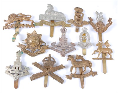 Lot 34 - A collection of cap badges and insignia to include