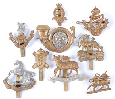 Lot 34 - A collection of cap badges and insignia to include