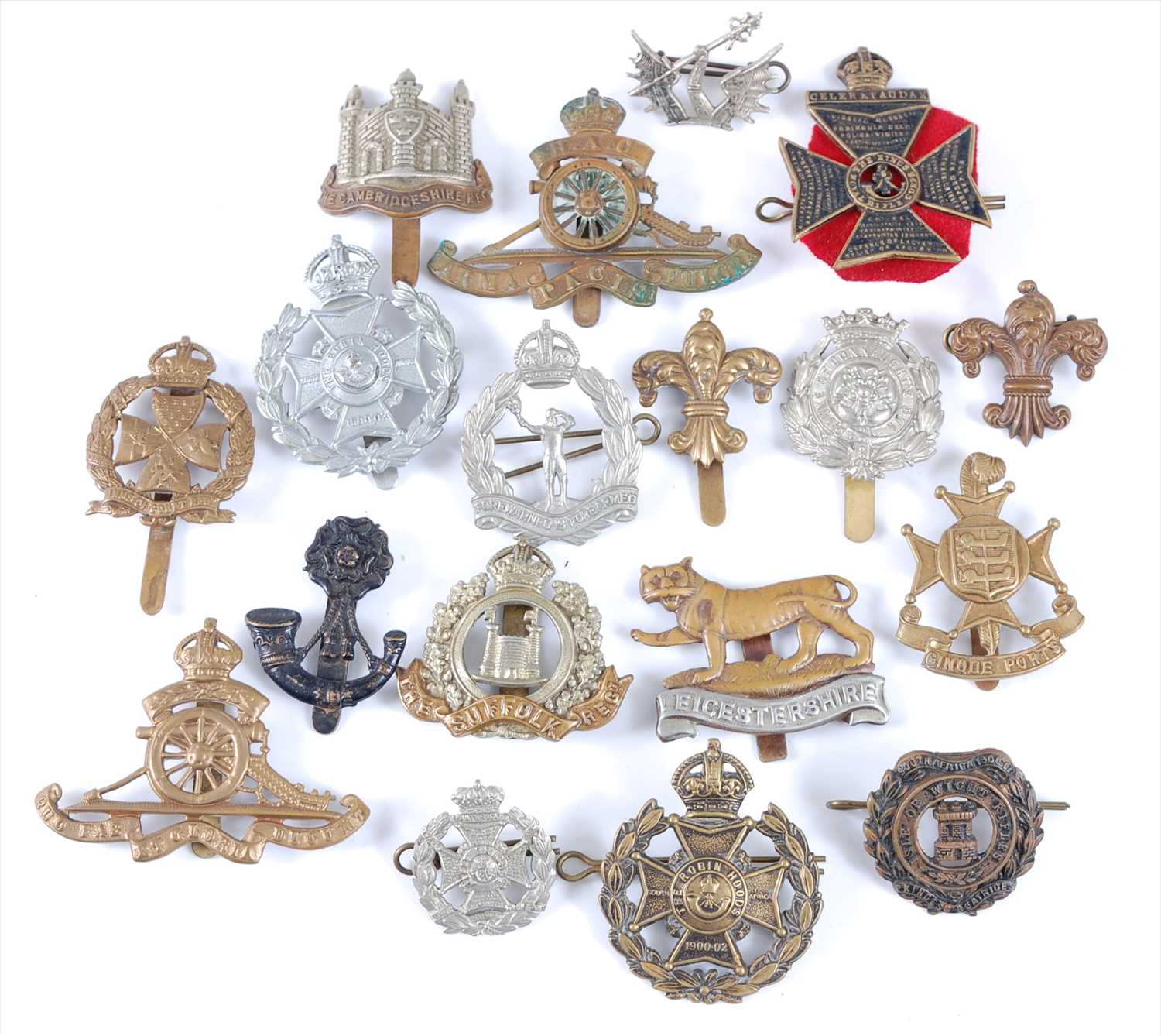 Lot 35 - A collection of cap badges and insignia to include