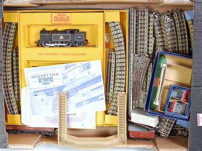 Lot 668 - Tray containing Hornby Dublo later period...