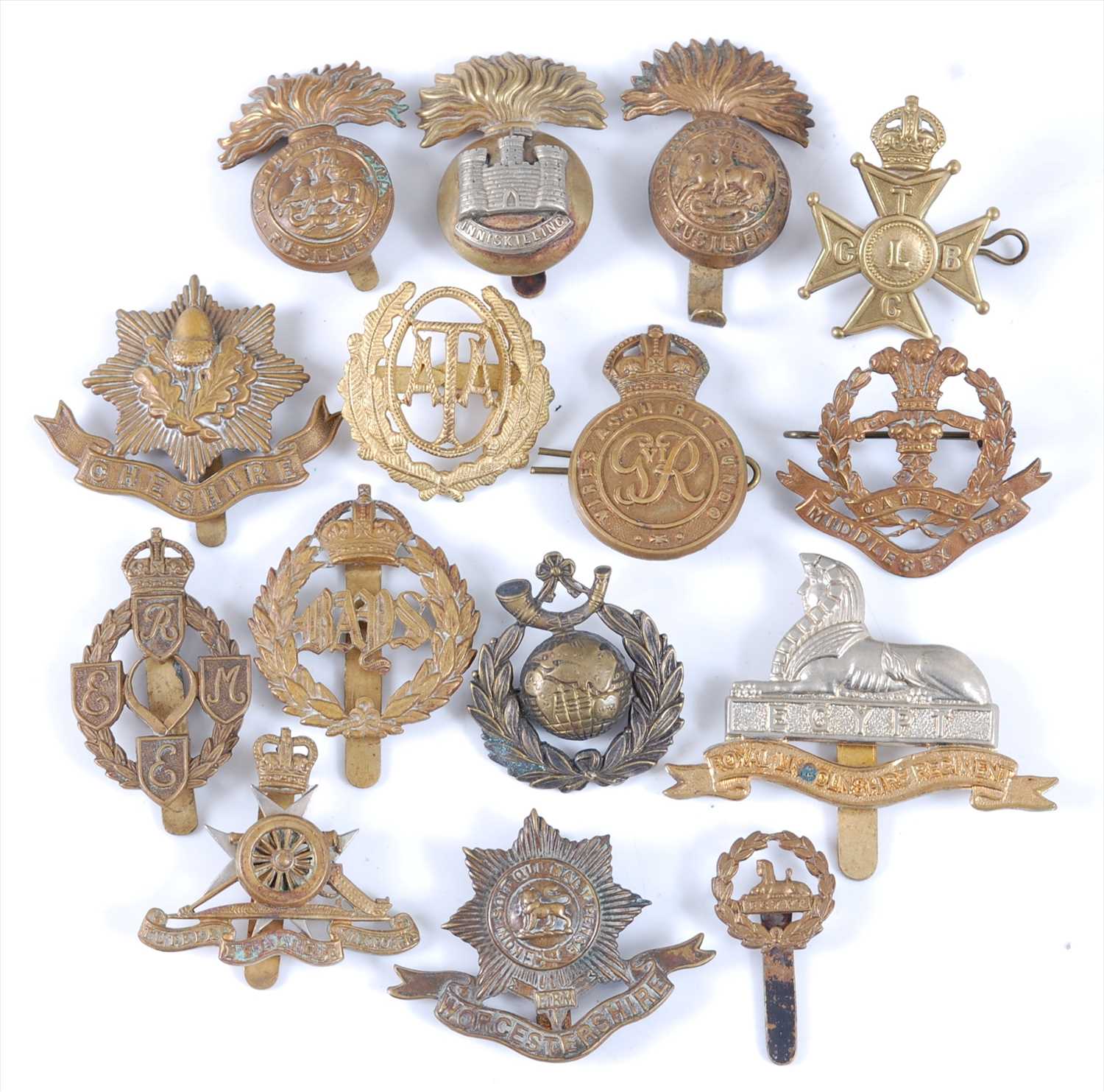Lot 36 - A collection of cap badges and insignia to include