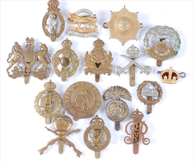 Lot 36 - A collection of cap badges and insignia to include