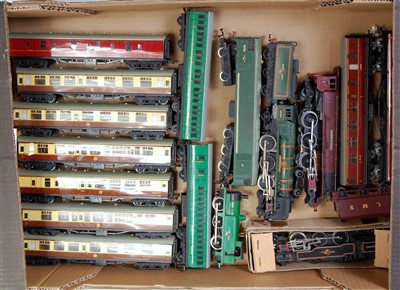 Lot 669 - Two trays containing a quantity of Hornby...