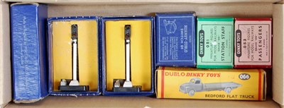 Lot 671 - Selection of Hornby Dublo accessories 2x ES6...