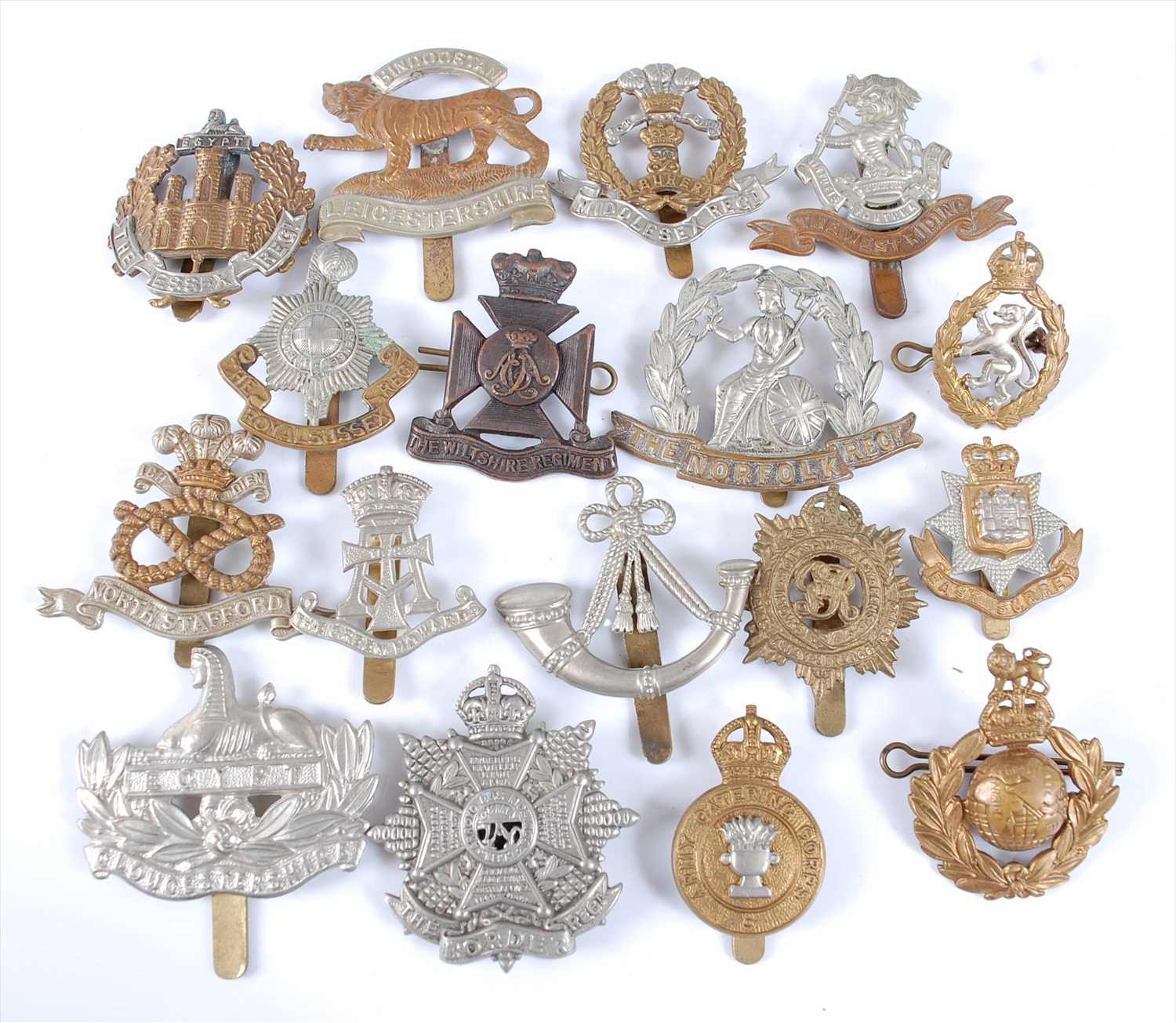 Lot 37 - A collection of cap badges and insignia to include