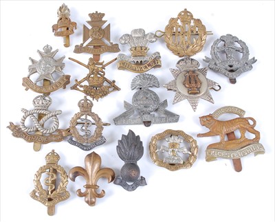 Lot 37 - A collection of cap badges and insignia to include