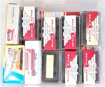 Lot 2596 - 21 various boxed modern release diecasts to...