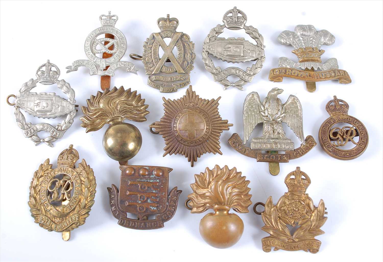 Lot 39 - A collection of cap badges and insignia to include