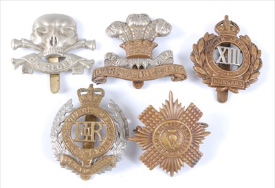Lot 39 - A collection of cap badges and insignia to include