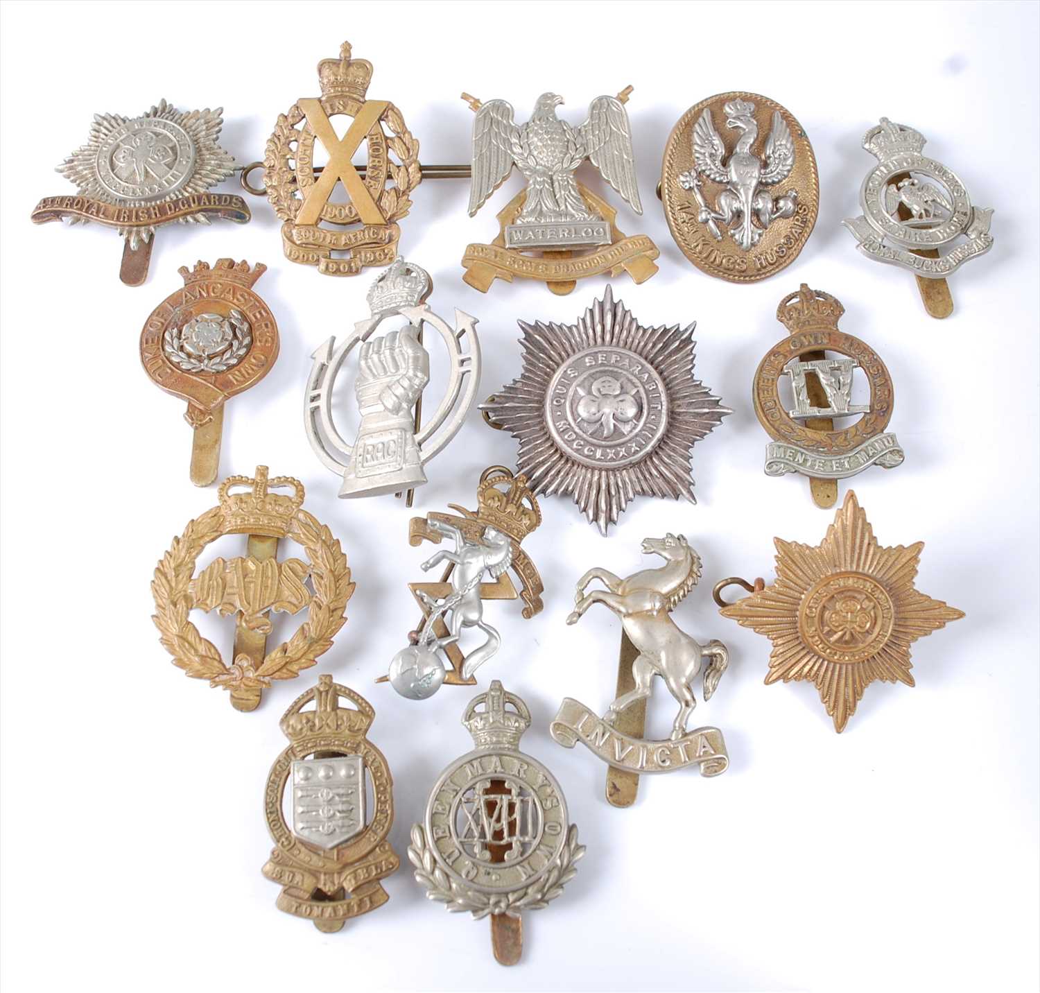 Lot 40 - A collection of cap badges and insignia to include
