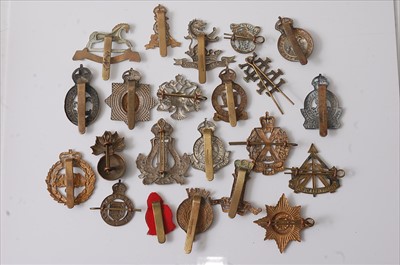 Lot 40 - A collection of cap badges and insignia to include