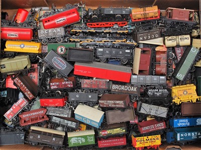 Lot 887 - Tray containing c130-150 mixed makes wagons, a...