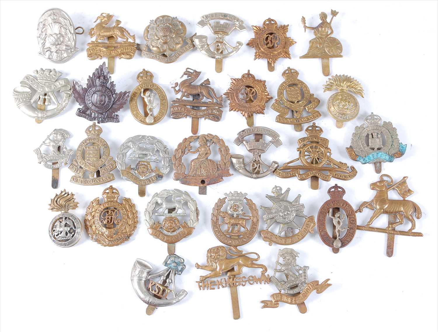 Lot 297 - A collection of cap badges and insignia to include