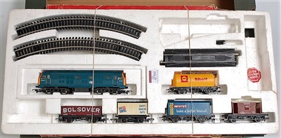 Lot 884 - A Hornby train set containing green 'Iron Duke'...