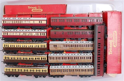 Lot 876 - 8 Triang Hornby clerestory coaches mixture of...