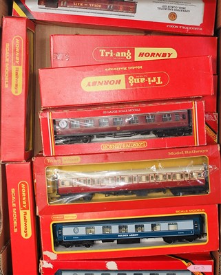 Lot 841 - 14 boxed Triang Hornby coaches, a good...