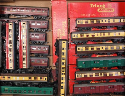 Lot 842 - 16 Triang medium length coaches, mixed...