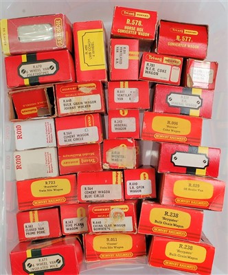 Lot 843 - Approx 30 boxed Triang and Hornby wagons (G-BFG)